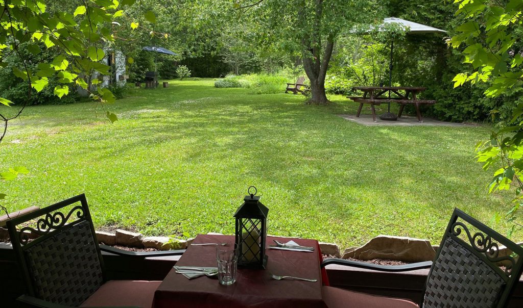 Vue sur la cour arrière du restaurant Aux Traditions