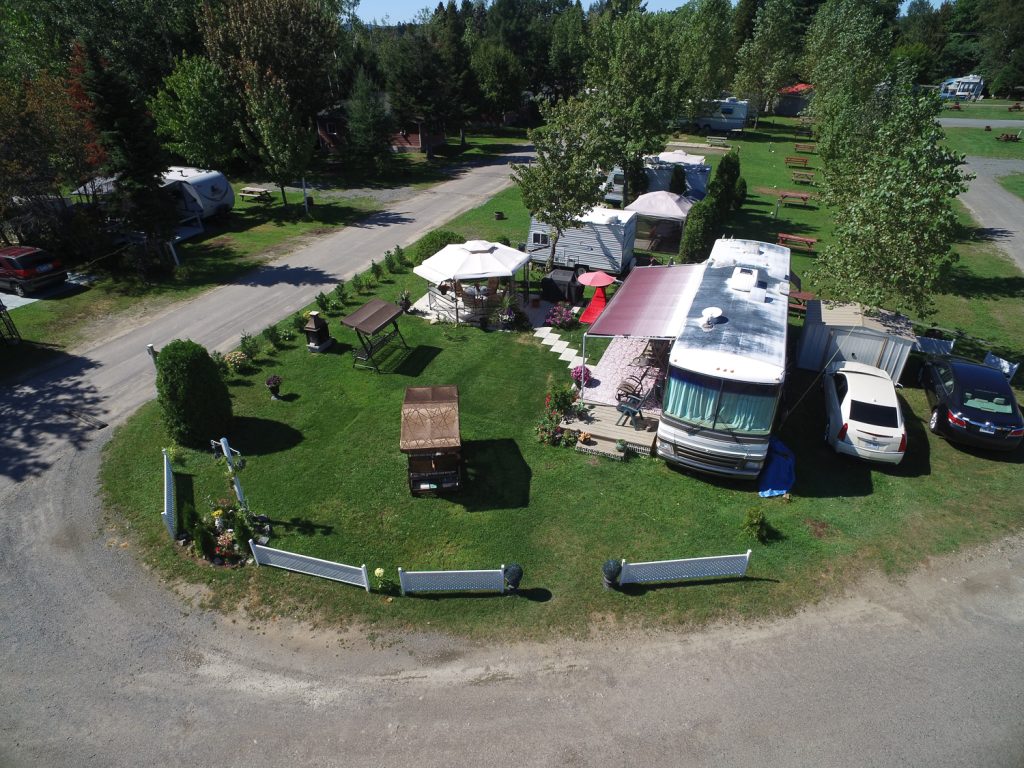 Vue de haut de quelques sites de camping du Camping Rouillard