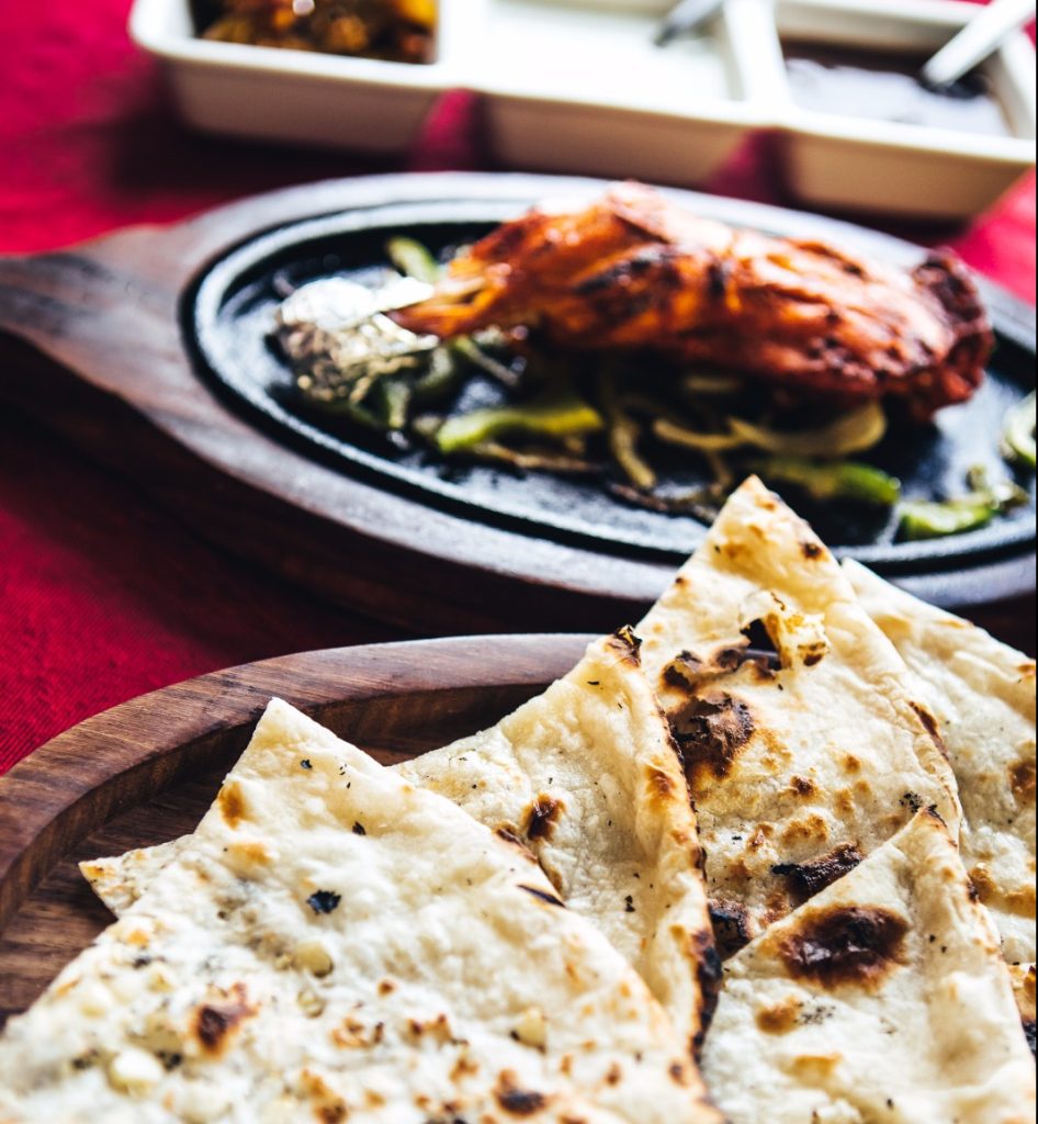 Le pain naan et un plat du restaurant Taj Mahal de Shawinigan