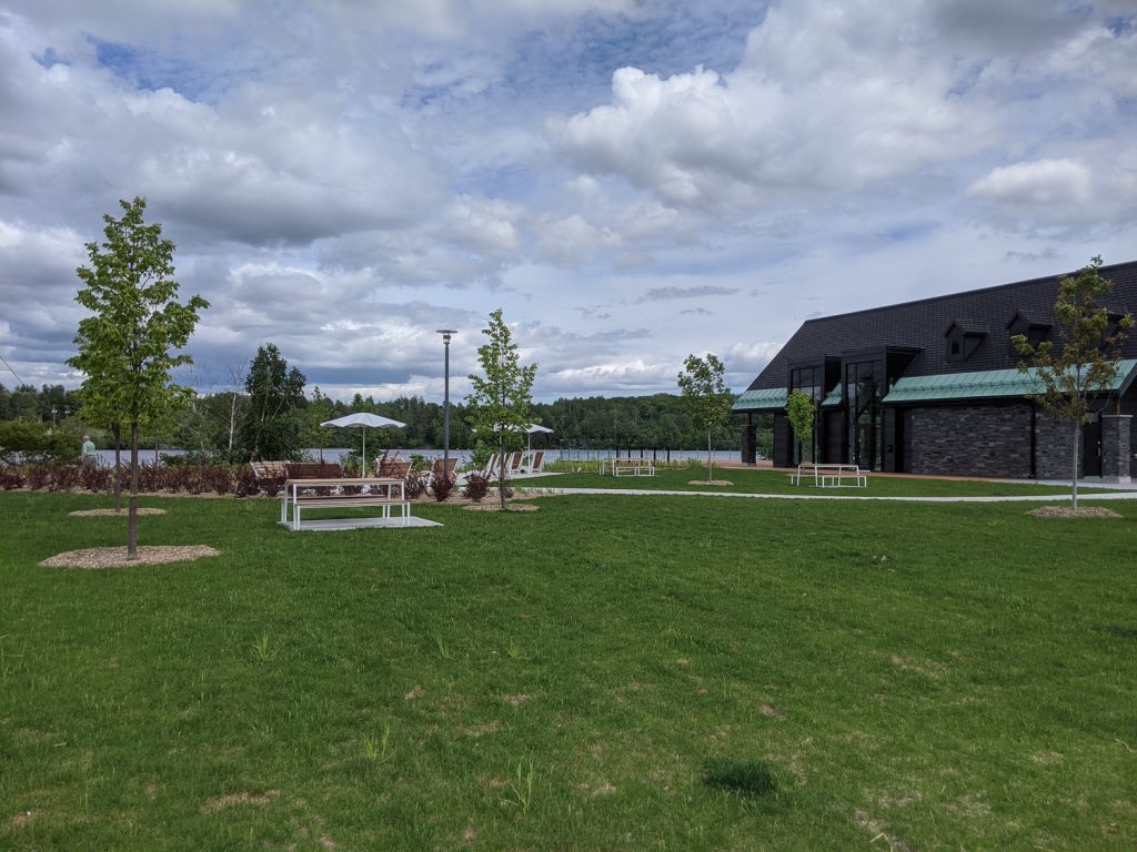 Le parc des papetiers avec son mobilier urbain