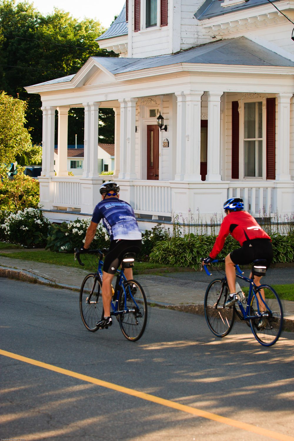 Des cyclistes dans le cœur villageois de Sainte-Flore