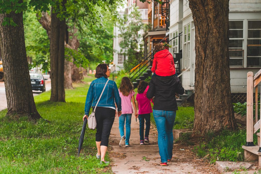 Une petite famille dans un quartier du centre-ville