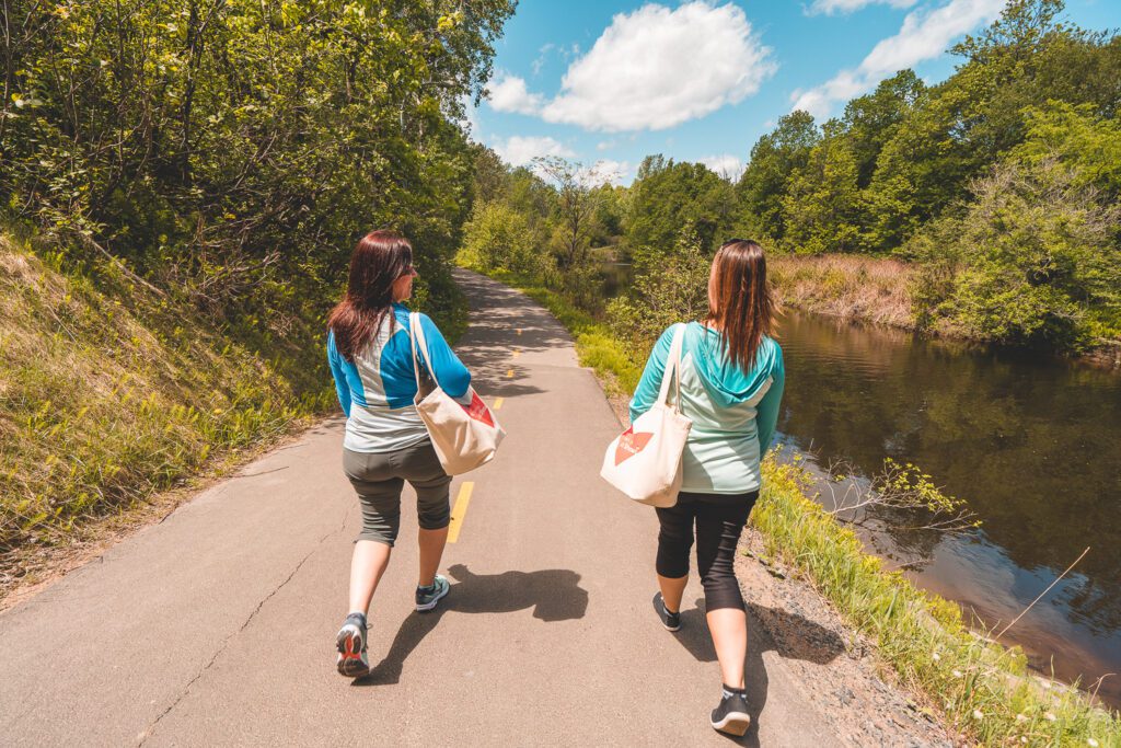 Deux dames marchent sur le sentier du parc de la Rivière-Shawinigan
