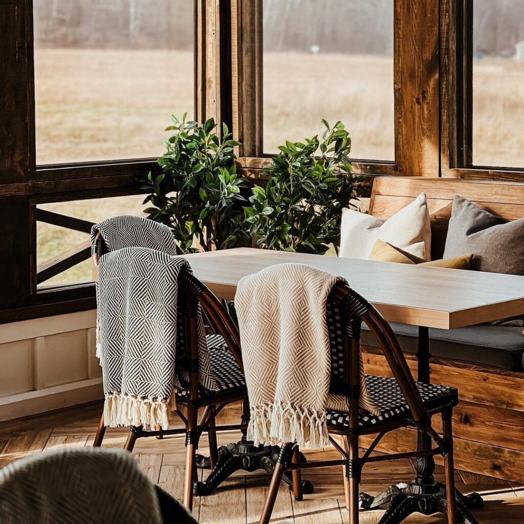 Intérieur de la terrasse de l'Olivia table gourmande