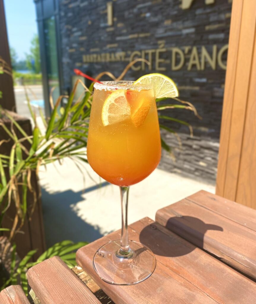 Un cocktail sur la terrasse du restaurant Cité d'Angkor