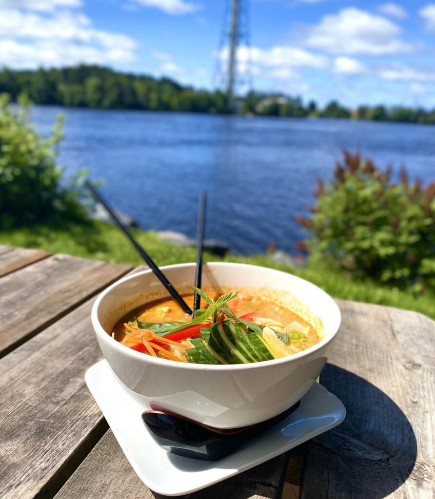 Un plat du restaurant Cité d'Angkor avec vue sur la rivière Saint-Maurice et la tour de la Cité de l'énergie