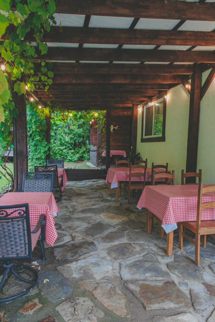 Vue sur les tables de la terrasse du restaurant Aux Traditions