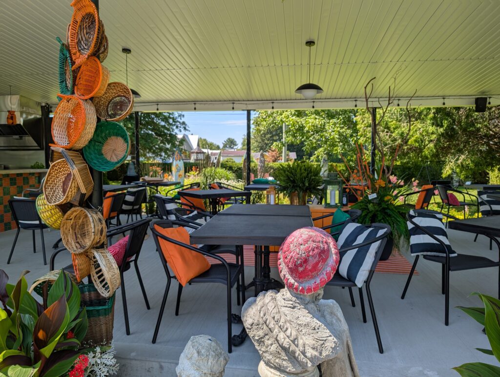 Le décor coloré de la terrasse couverte chez Anna e Tina Buvette italienne