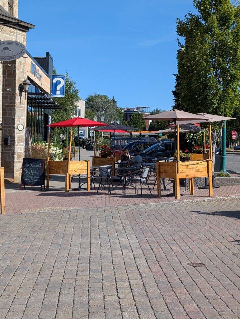 La terrasse du restaurant Taj Mahal de Shawinigan avec vue plus large