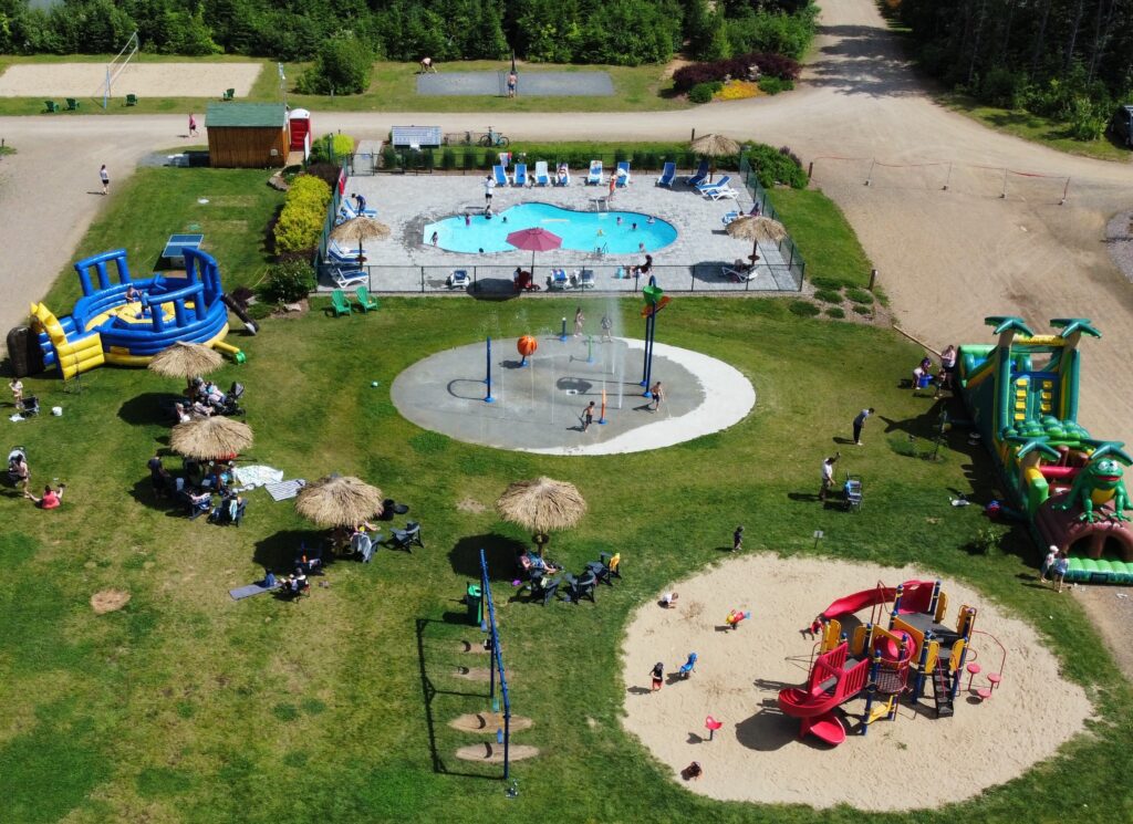 Zone des jeux d'eau et de la piscine du Camping du Parc