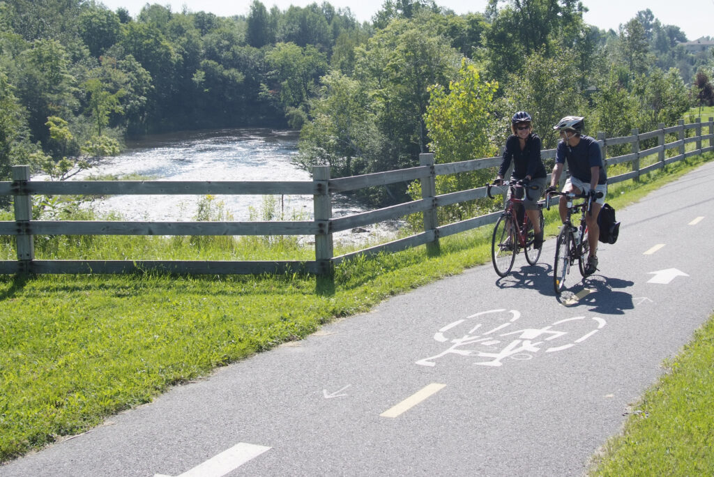 Deux cyclistes dans le parc de la Rivière-Shawinigan