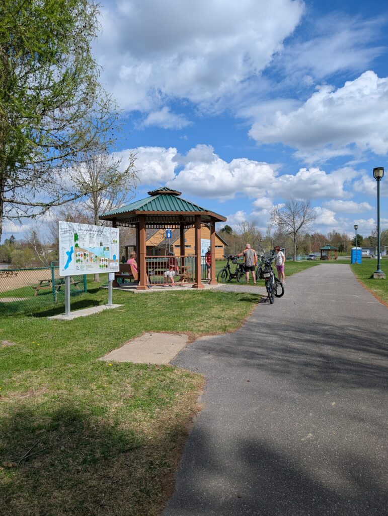Cyclistes au parc de la Plage-Idéale
