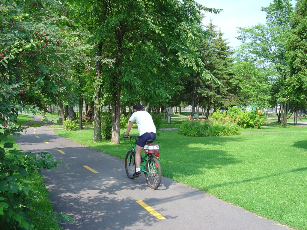Un cycliste dans le parc du Saint-Maurice