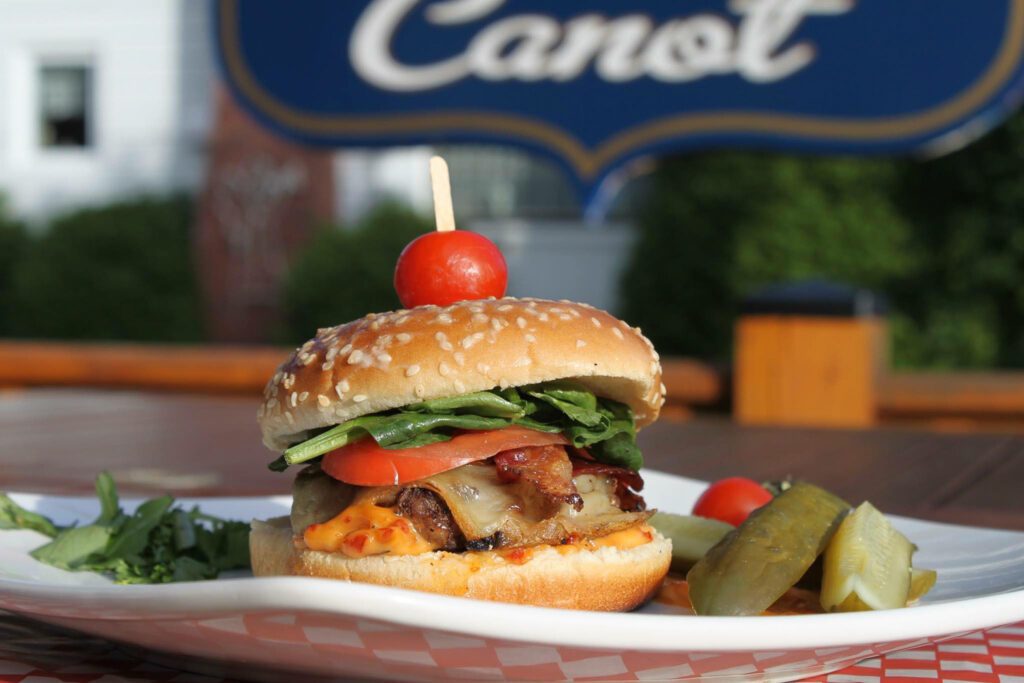 Un menu bistro au P'tit Canot. Un bon burger et plus encore.