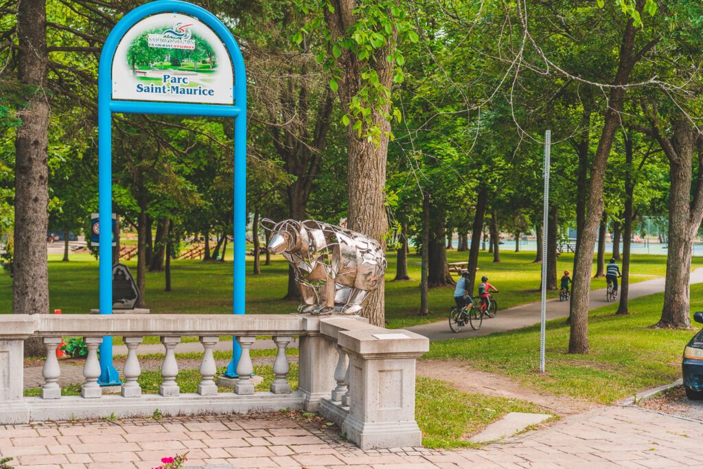Le parc du Saint-Maurice avec des cyclistes