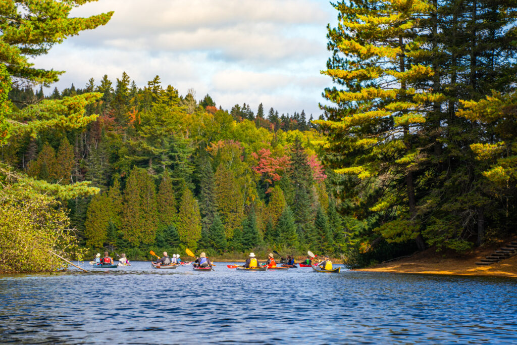 Faire du kayak au parc de la Mauricie l'automne, un incontournable