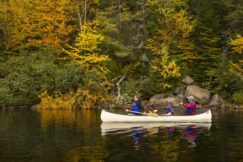 Faire du kayak au parc de la Mauricie l'automne, un incontournable