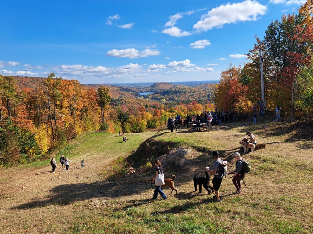 Des randonneurs au festival des Couleurs de Vallée du Parc