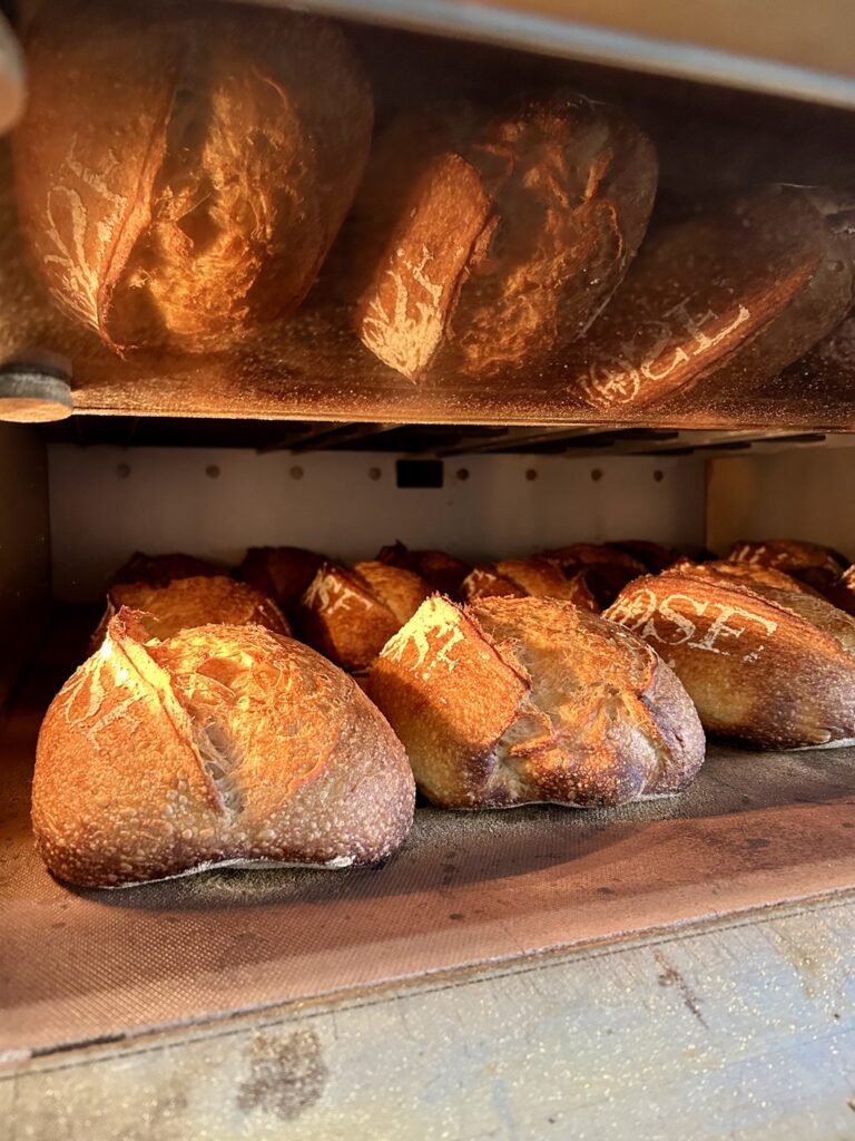 Des pains signés Rose Boulangerie de village