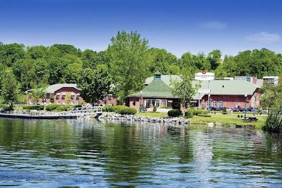 Vue de l'hôtel Énergie situé devant la rivière Saint-Maurice qui abrite la Pacini Shawinigan