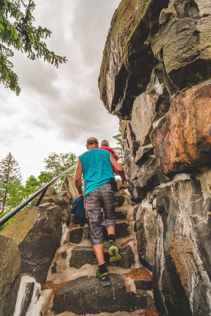 Un couple grimpe au sommet du rocher de Grand-Mère