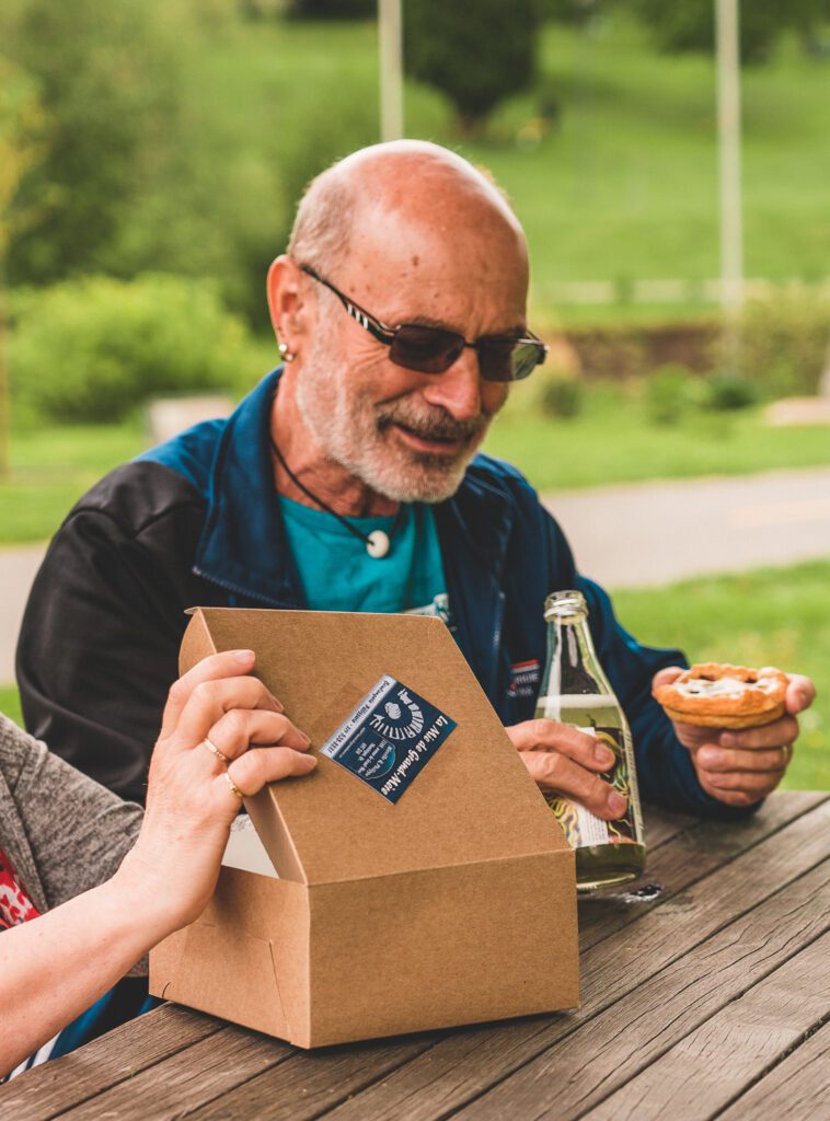 Un couple fait un pique-nique au parc de la Rivière-Grand-Mère