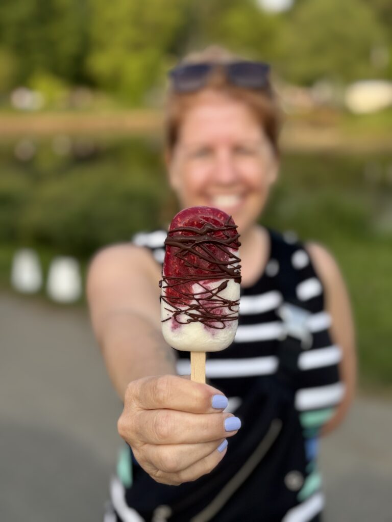 Une savoureuse friandise glacée de la P'tite glace d'à côté.