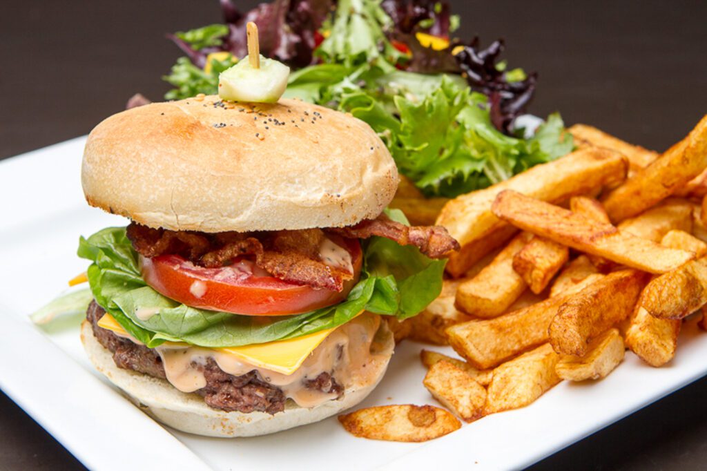 Un bon burger au resto le P'tit Broadway du secteur Grand-Mère