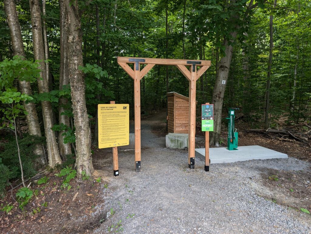 L'entrée des sentiers au parc de l'Île Melville, secteur des chutes