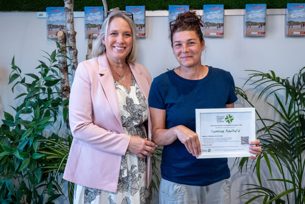 Julie Daoust remet le certificat de reconnaissance à la propriétaire du camping Rouillard