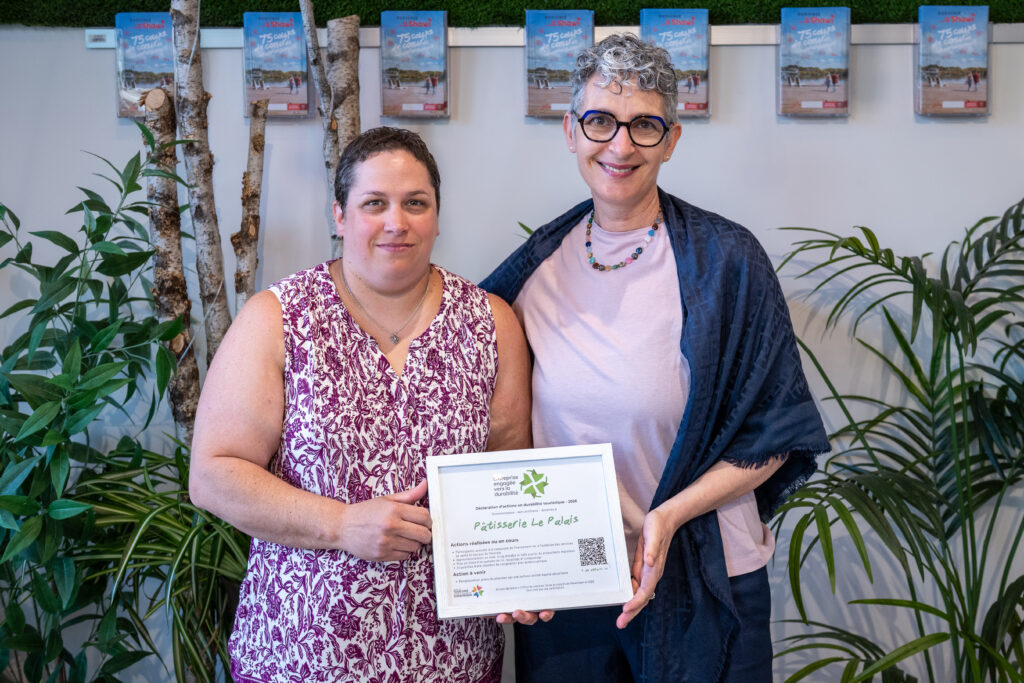 Anaïs Laurent remet le certificat de reconnaissance à la propriétaire de la Pâtisserie le Palais