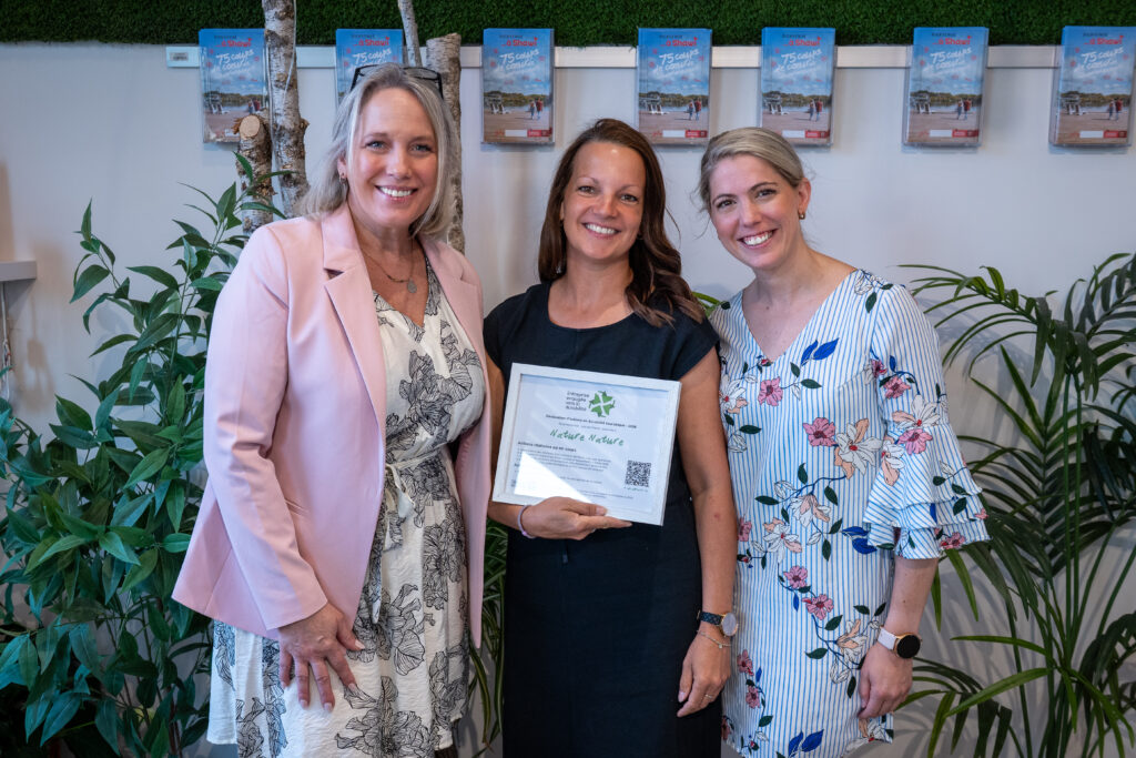 Julie Daoust remet le certificat de reconnaissance aux représentantes de Nature Nature