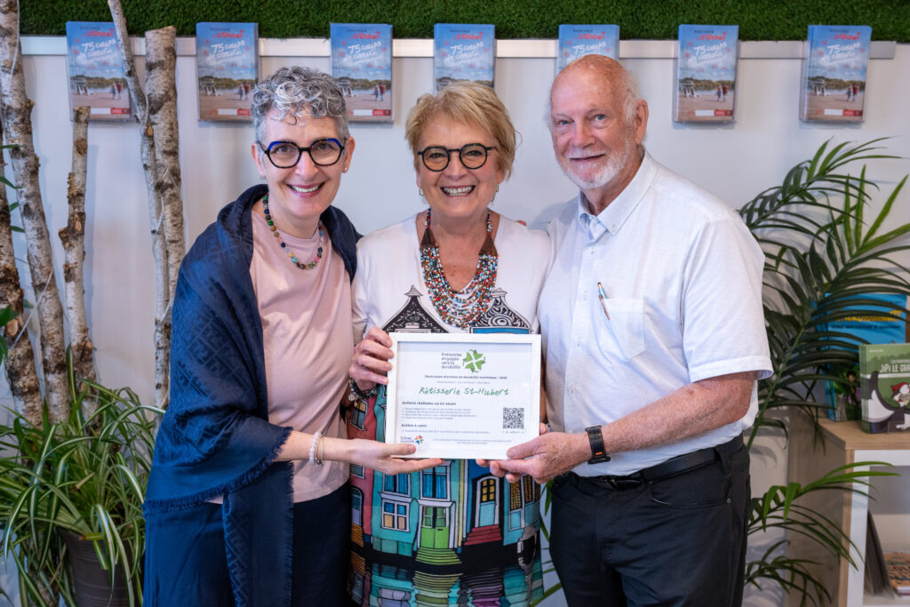 Anaïs Laurent remet le certificat de reconnaissance aux propriétaires de la Rôtisserie St-Hubert Shawinigan