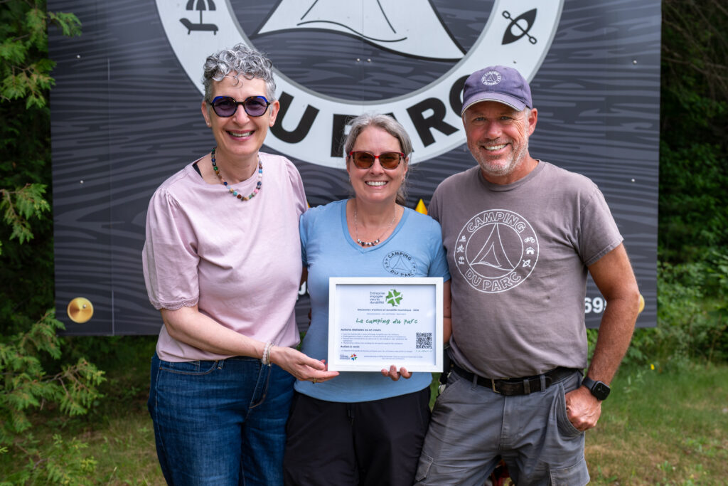 Anaïs Laurent remet le certificat de reconnaissance aux propriétaires du Camping du Parc