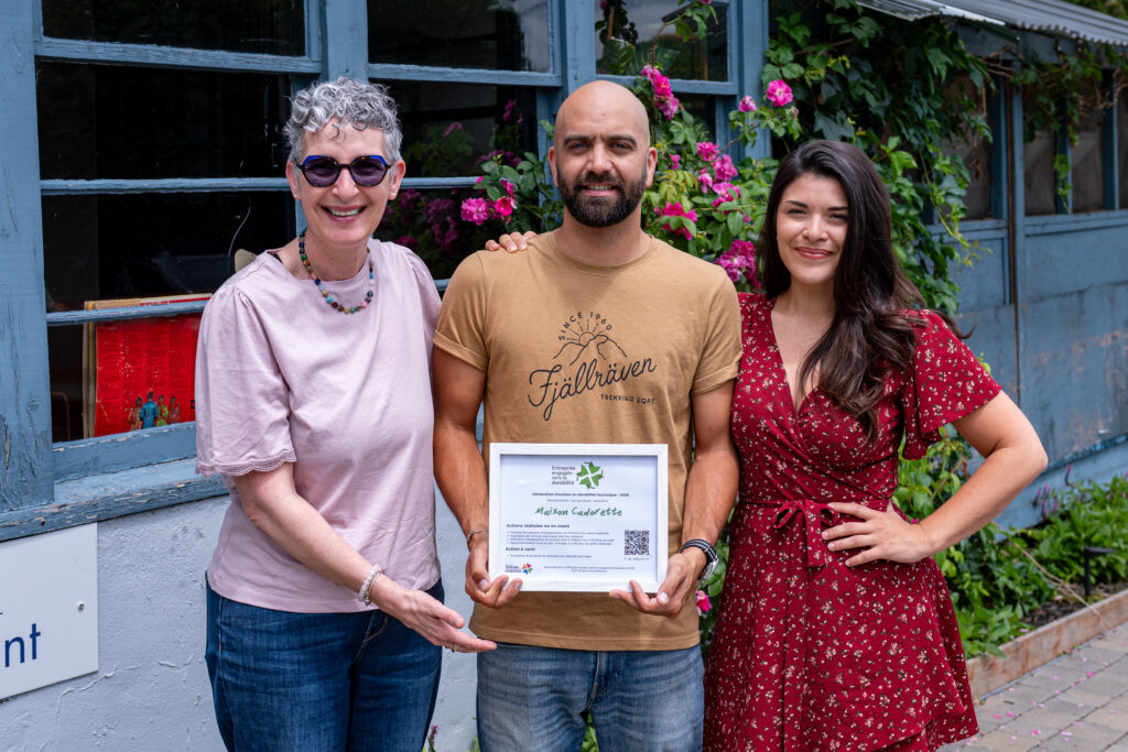 Anaïs Laurent remet un certificat de reconnaissance aux propriétaires de la Maison Cadorette